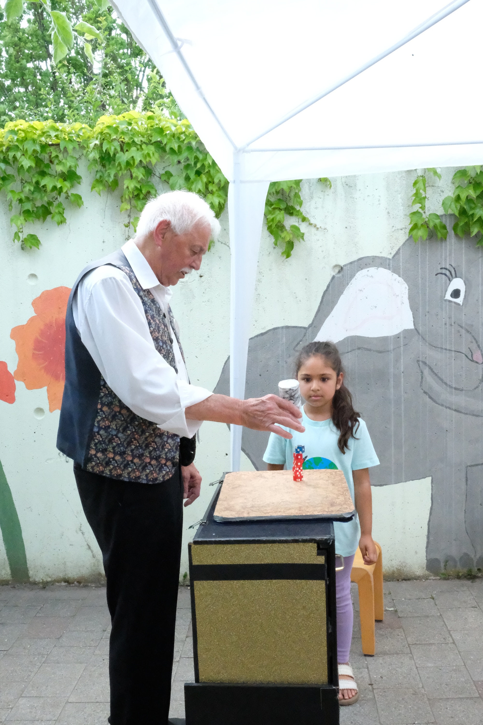 Zum Geburtstagsfest kam der Zauberer Helmuto und begeisterte Groß und Klein gleichermaßen.
